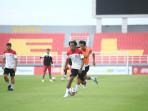 Pemain-Deltras-FC-menjalani-official-training-OT-Sabtu-4102025.jpg