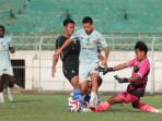 Pemain-Madura-United-FC-berebut-bola-dengan-pemain-Persiba-Bangkalan.jpg