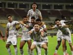 Pemain-Madura-United-FC-saat-selebrasi-bersama-usai-cetak-gol-ke-gawang-Dewa-Unite.jpg