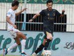 Pemain-Madura-United-Malik-Risaldi-dihadang-pemain-Arema-FC-di-Stadion-Gelora-Bangkalan.jpg