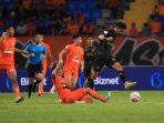 Pemain-Madura-United-Malik-Risaldi-dihalau-pemain-Borneo-FC-di-Stadion-Batakan.jpg