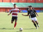 Pemain-Madura-United-Malik-Risaldi-kiri-bereb-Pamekasan-Sabtu-1132023-sore.jpg