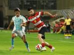 Pemain-Madura-United-Ruxi-menguasai-bola-dihadang-pemain-PSBS-Biak.jpg