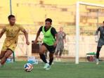 Pemain-Madura-United-U20-berebut-bola-dengan-tim-senior-saat-latihan-bersama.jpg