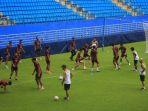 Pemain-Madura-United-melakukan-official-training-di-Stadion-Batakan.jpg