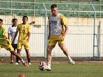 Pemain-Madura-United-menjalani-sesi-latihan-tim-di-Stadion-Gelora-Bangkalan-Sabtu-11102025.jpg