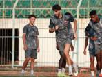 Pemain-Madura-United-menjalani-sesi-latihan-tim-terakhir-di-Stadion-Gelora-Bangkalan.jpg