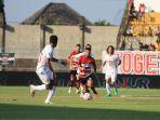 Pemain-Madura-United-saat-melawan-Malut-United-di-Stadion-Gelora-Bangkalan-Sabtu-1082024.jpg