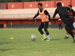 Pemain-Madura-United-saat-menjalani-latihan-di-bulan-Ramadan.jpg