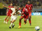 Pemain-Panama-berebut-bola-dengan-pemain-Maroko-di-Stadion-GBT.jpg