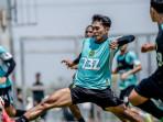 Pemain-Persebaya-Arief-Catur-depan-berebut-bola-dengan-rekan-timnya.jpg