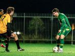 Pemain-Persebaya-Dejan-Tumbas-menguasai-bola-dihalau-pemain-Football-West-All-Star.jpg