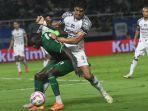 Pemain-Persebaya-Flavio-Silva-berduel-dengan-pemain-Bali-United.jpg