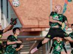 Pemain-Persebaya-M-Rashid-melepaskan-sundulan-ke-gawang-Tim-PON-Jatim-di-Lapangan-Thor.jpg