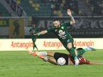 Pemain-Persebaya-Robson-Duarte-dihadang-pemain-Madura-United.jpg