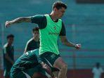 Pemain-Persebaya-Slavko-Damjanovic-saat-menjalani-latihan-bersama-tim.jpg