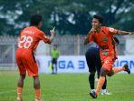 Pemain-Persekabpas-selebrasi-merayakan-gol-kemenangan.jpg