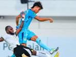 Pemain-Persela-Adam-Malik-melepaskan-tendangan-dihalau-pemain-Persiku-Yohanes-Kandaimu.jpg