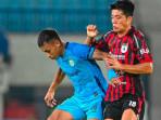 Pemain-Persela-Osvaldo-Haay-berduel-perebutan-bola-dengan-pemain-Persipura.jpg