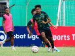 Pemain-Persela-saat-menjalani-sesi-latihan-jelang-menghadapi-Persipal-di-Stadion.jpg