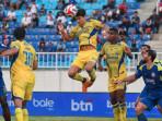 Pemain-Persib-Bandung-Federico-Barba-berduel-udara-saat-melawan-Arema-FC.jpg