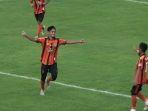 Pemain-Persibo-Bojonegoro-Bayu-Nugroho-berselebrasi-usai-menjebol-gawang-lawan.jpg