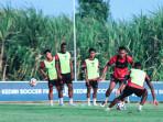 Pemain-Persik-Kediri-Rifqi-Ray-Farandi-mengikuti-latihan-bersama-skuad-Macan-Putih.jpg