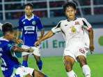 Pemain-Persiku-Kudus-bertebut-bola-dengan-pemain-Deltras-FC.jpg