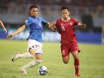 Pemain-Timnas-U-17-Riski-Afrisal-kanan-berduel-dengan-pemain.jpg
