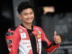 Pembalap-Honda-Team-Asia-Fadillah-Arbi-Aditama-mengangkat-jempol-jelang-balapan-Moto3.jpg