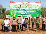 Penanaman-bibit-jagung-secara-simbolis-bersama-kelompok-tani-dan-Forkopimda.jpg