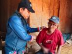 Penanggung-Jawab-Kusta-dan-TB-Dinkes-P2KB-Sumenep-Herman-Pratikno-saat-turun-langsung-ke-pasien.jpg