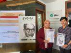 Peneliti-Sygma-Research-and-Consulting-SRC-memyerahkan-dokumen-ke-Kadis.jpg