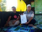 Pengacara-Ira-Fasira-Ach-Bahri-kemeja-abu-abu-saat-memperlihatkan-TTSP.jpg