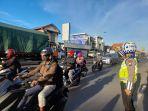 Pengamanan-saat-arus-mudik-di-Jalan-Raya-Duduksampeyan-Gresik.jpg