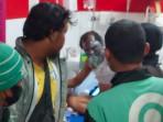 Pengemudi-gojek-datang-menjenguk-korban-begal-di-RSUD-dr-Mohammad-Zyn.jpg