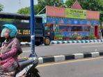 Pengendara-melintas-di-Pos-Pelayanan-di-depan-Alun-Alun-Trunojoyo-Sampang-Madura.jpg