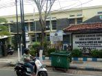 Pengendara-saat-melintas-di-depan-Kantor-Badan-Kepegawaian-dan-Pengembangan.jpg