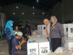 Pengepakan-surat-suara-di-Gudang-Logistik-KPU-Sumenep-Jl-Lingkar-Barat.jpg