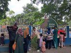 Banyak pengunjung Taman Flora Bratang Masih Merokok di Sekitar Anak-anak