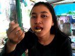 Penikmat-rujak-Nia-23-warga-Kecamatan-Kamal-merasakan-ulekan-bumbu-rujak.jpg