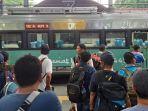 Penumpang-KA-saat-memadati-Stasiun-Gubeng-pada-H-2-lebaran-2024.jpg