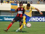 Penyerang-Gresik-United-Djordje-Maksimovic-saat-melindungi-bola-dari-pemain-Persipura-Jayapura.jpg