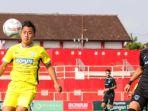 Penyerang-Gresik-United-Samsul-Arif-melindungi-bola-dari-kejaran-pemain-Persela-Lamongan.jpg