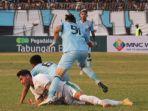 Penyerang-Gresik-United-Victor-Bertomeu-dikepung-dua-pemain-Persela-Lamongan.jpg