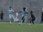 Penyerang-asing-Madura-United-Balotelli-menguasai-bola-dikawal-pemain-Perseba.jpg