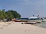 Perahu-di-nelayan-di-Pulau-Pagerungan-Sumenep-sadang-sandar-di-pinggir-pantai.jpg