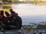 Perahu-karet-BPBD-Surabaya-diturunkan-ke-sungai-mencari-orang-tenggelam.jpg
