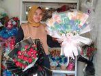 Perempuan-Sampang-Mabruroh-saat-berada-di-toko-buket-miliknya.jpg