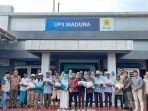 Persatuan-Ibu-Ibu-Karyawan-PIKK-dan-Srikandi-PLN-UP3-Madura-membagikan-paket-sembako.jpg